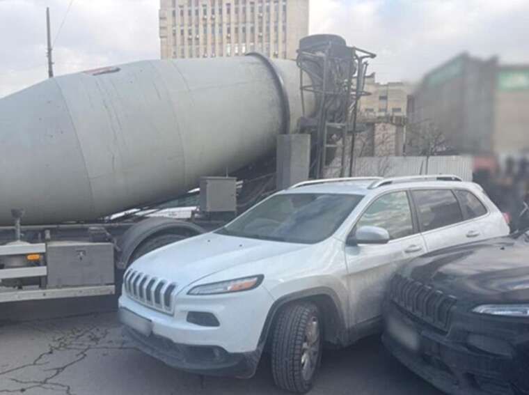 У Тернополі бетономішалка зім’яла припарковані авто