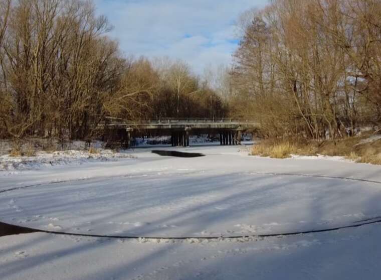 На Чернігівщині у річці виявили рідкісне крижане коло, що обертається
