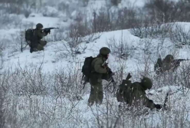 On the front line, the Armed Forces of Ukraine noticed Russian assault troops in shackles