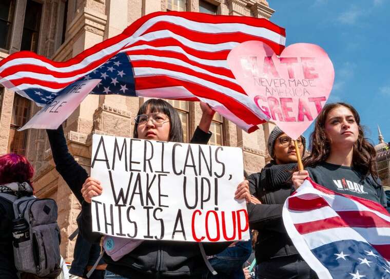 В США тысячи людей вышли на протесты против Трампа и Маска