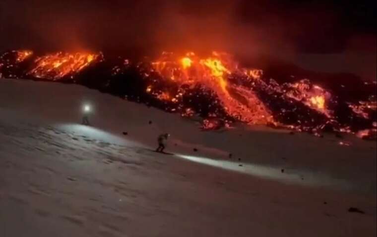 Проснулся самый высокий и самый активный вулкан в Европе: спасателям мешают туристы