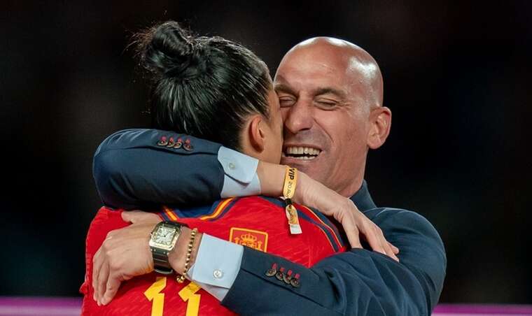 Колишнього главу іспанського футболу оштрафували за поцілунок футболістки без її згоди