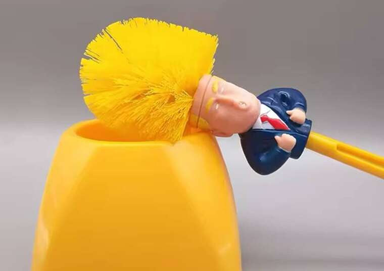 На AliExpress можно приобрести ершик для унитаза в виде Трампа