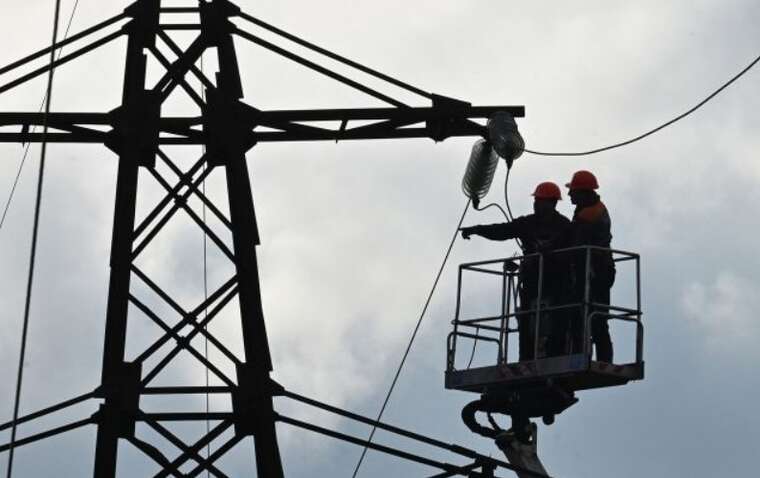 У Хмельницькій області внаслідок атаки пошкоджені лінії електропередачі та дорожнє полотно