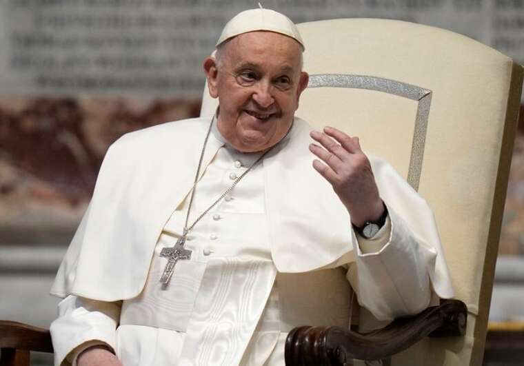 Папа Римський у критичному стані: пережив респіраторний криз та переливання крові