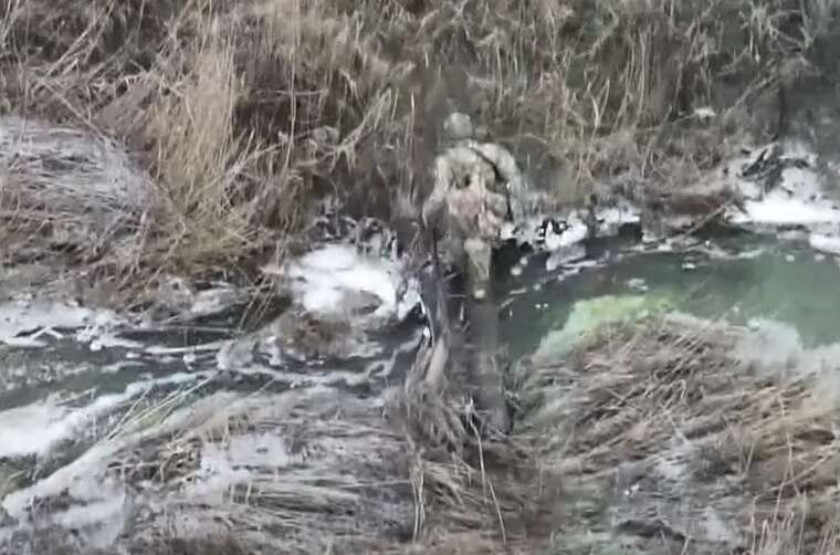 The occupier, who was going to surrender on a bicycle with an icon, was shot by his own forces