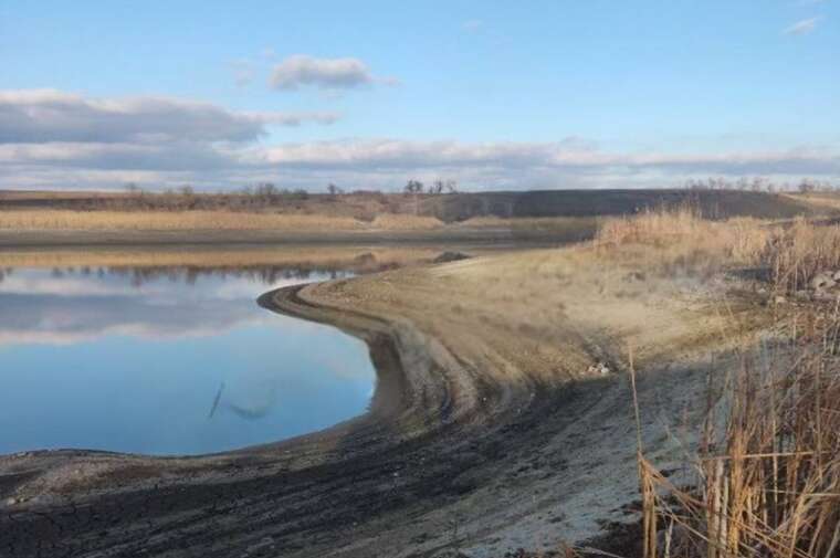 Біля окупованого Маріуполя водосховище обміліло до критичного рівня