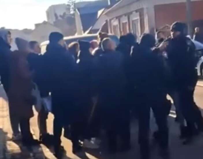 У Рівному люди заблокували бус ТЦК через примусову мобілізацію