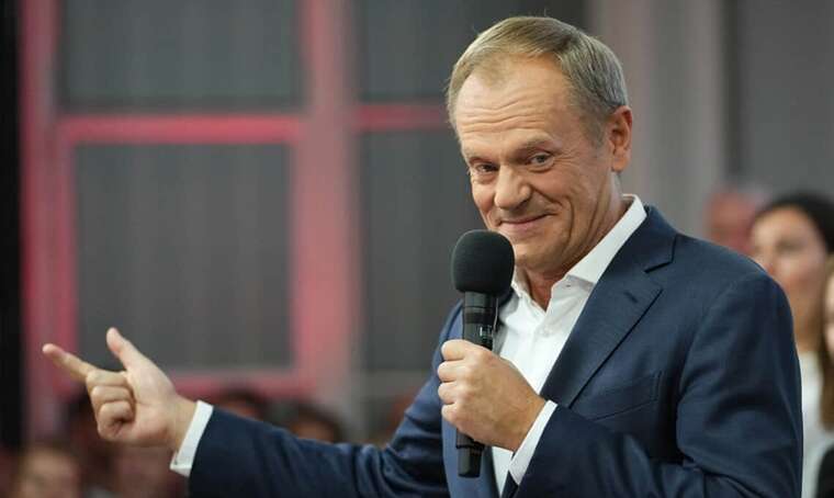 Туск травмував ногу, навчаючи внуків кататися на лижах