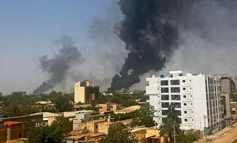 Военный самолет врезался в жилой дом в Судане