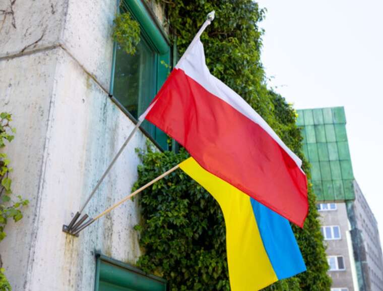 В Польщі українські біженці будуть зобов’язані підтверджувати своє перебування: тимчасовий захист буде замінено на ВНП