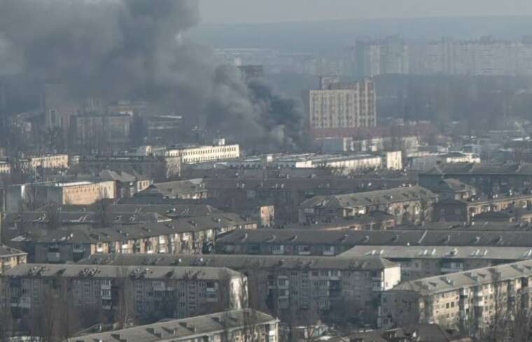 У Києві в Дніпровському районі спалахнула масштабна пожежа в автосалоні