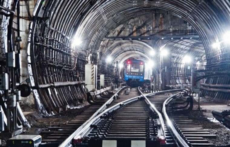 У Київському метро пасажир опинився в тунелі: поїзд довелось зупинити і посадити пасажира