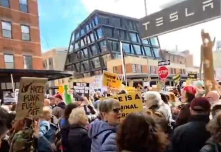 In New York, protesters are storming the Tesla salon: "Zelenskyy is a hero"