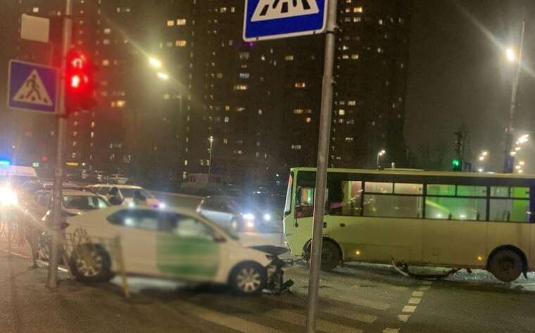 У Києві сталася смертельна ДТП: зітнулися маршрутка й таксі, є загибла
