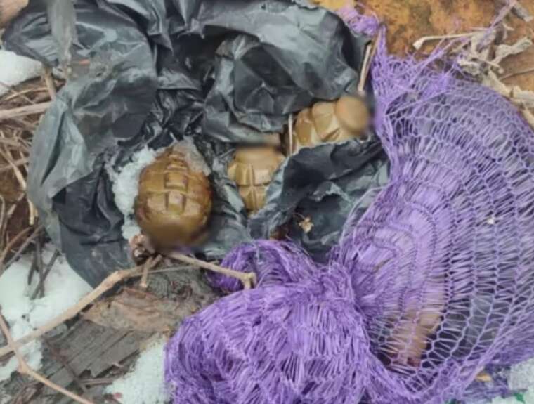 У столиці чоловік виявив на вулиці пакунок із гранатами