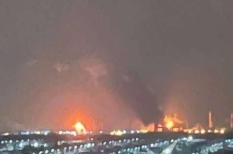 В России после атаки БпЛА вспыхнул нефтеперерабатывающий завод в Сызрани