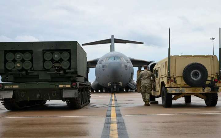 Bloomberg: Трамп призупинив усю військову допомогу для України