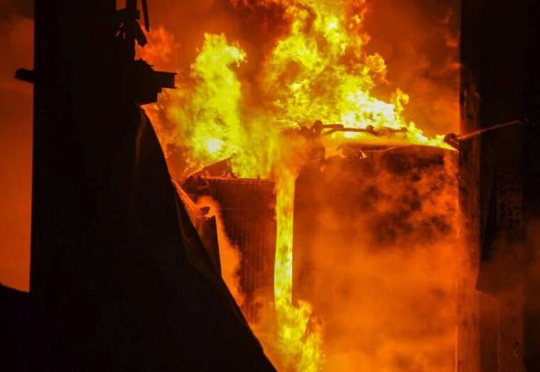 Наслідки нічної атаки дронів на Одесу: пошкоджені будинки, є поранені