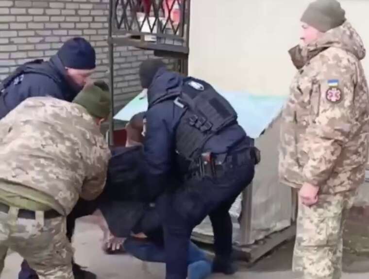 Примусова мобілізація в Луцьку: чоловіка "спакували" співробітники ТЦК і поліції