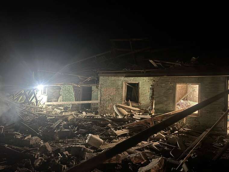 Атака на Полтавщину: уламки ворожої цілі впали на житловий будинок, є постраждалі