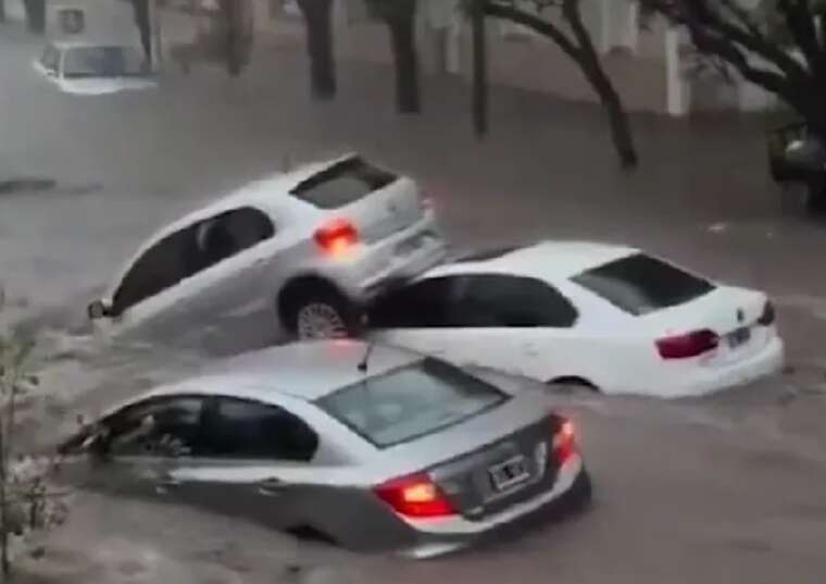 Внаслідок повені в Аргентині загинуло щонайменше 10 людей