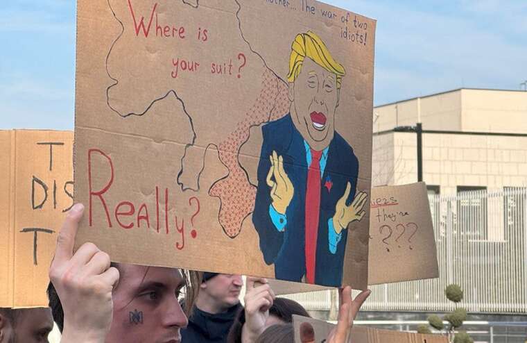 "Америка, прокинься!": під посольством США в Києві проходить акція