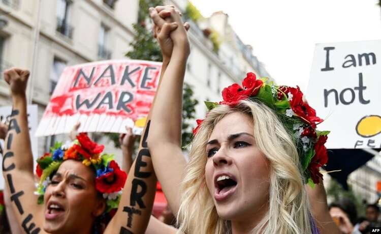 В Париже активистки Femen устроили провокационную акцию с нацистскими жестами