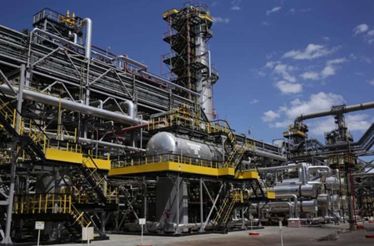 У Самарській області лунали вибухи: росіяни повідомляють про атаку на НПЗ