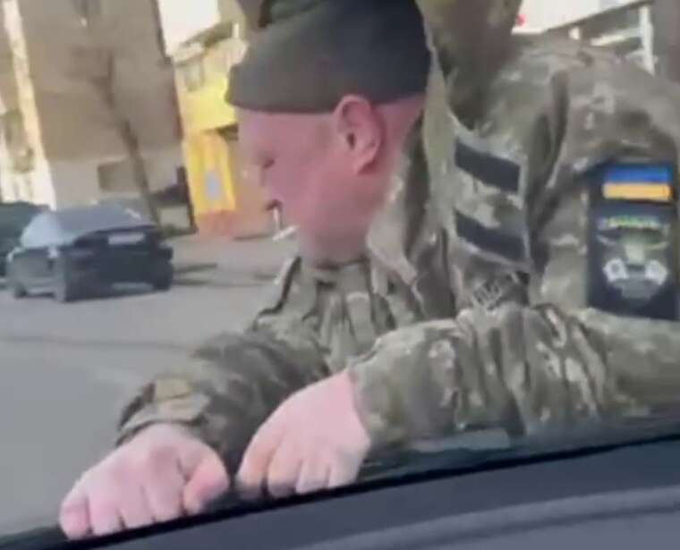 У Дніпрі водій Tesla прокатав співробітника ТЦК на капоті