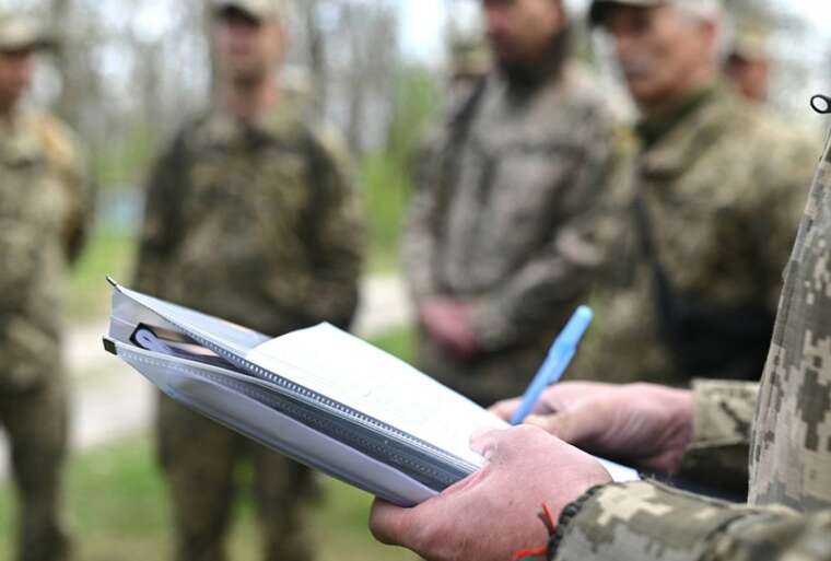 In Ivano-Frankivsk region, a man injured two employees of the TRC with a knife