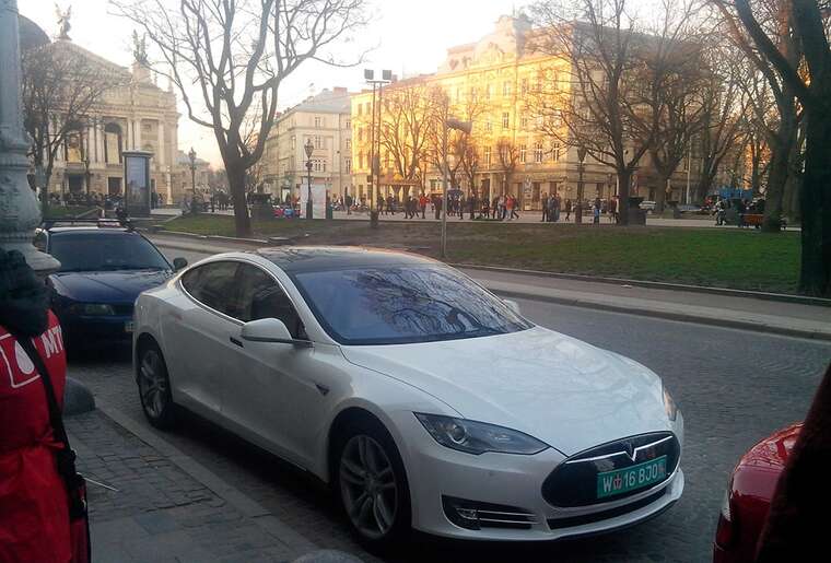 У Львові п’яний водій хотів втекти від патрульних на Tesla, але розрядилася батарея