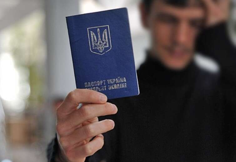 Українці за кордоном зможуть отримати паспорт без військово-облікових документів, - Чернишов