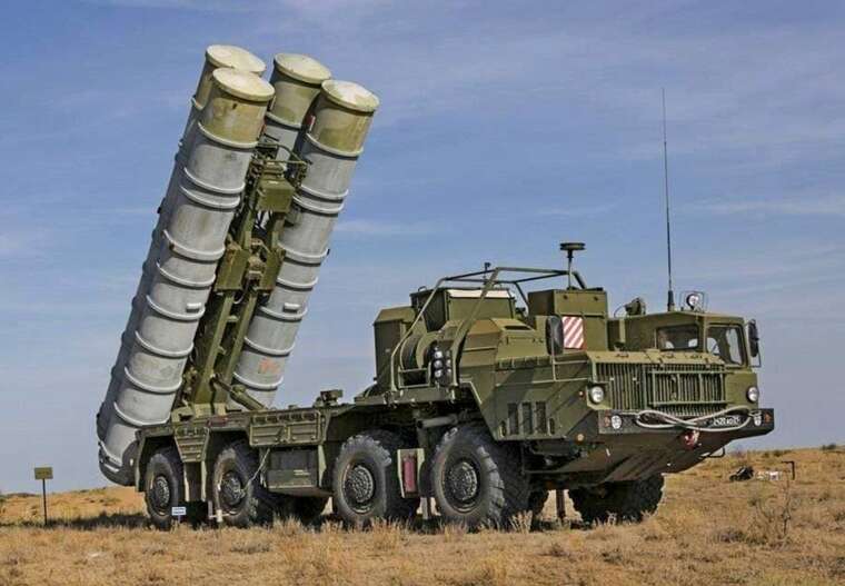 Ukrainian artillerymen destroyed a Russian S-400 missile launcher