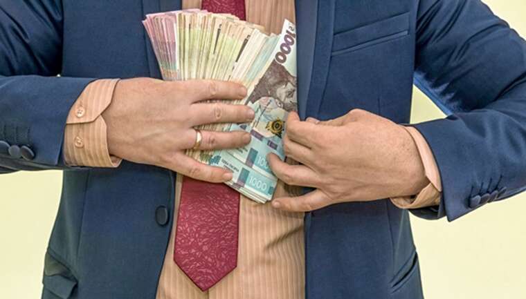 Зарплати чиновників під час війни: утричі більші за інші