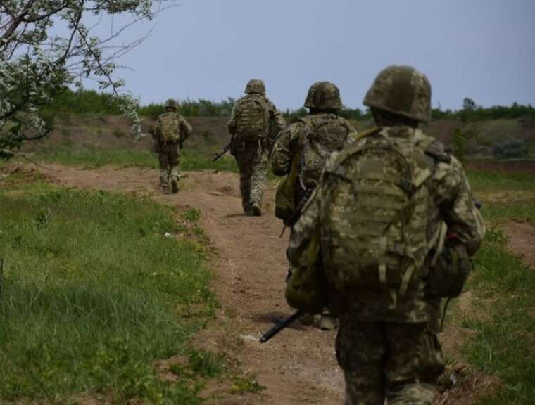 Українські військові змушені пробиратися пішки для евакуації з Курської області