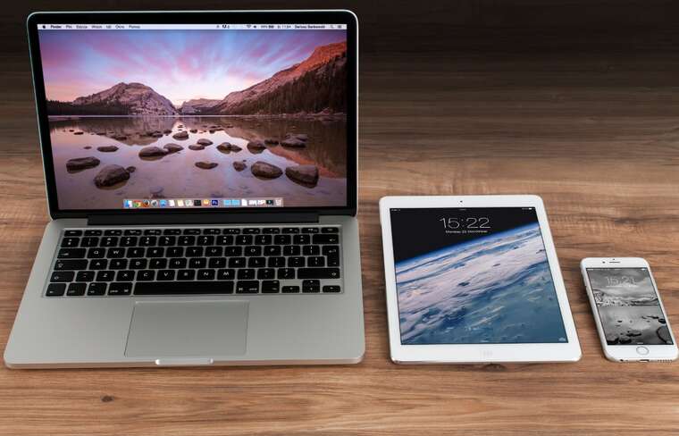 Apple      ,  Bloomberg