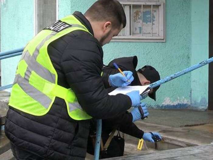 У київській багатоповерхівці в під’їзді застрелили чоловіка: зловмисника спіймали в Бучі