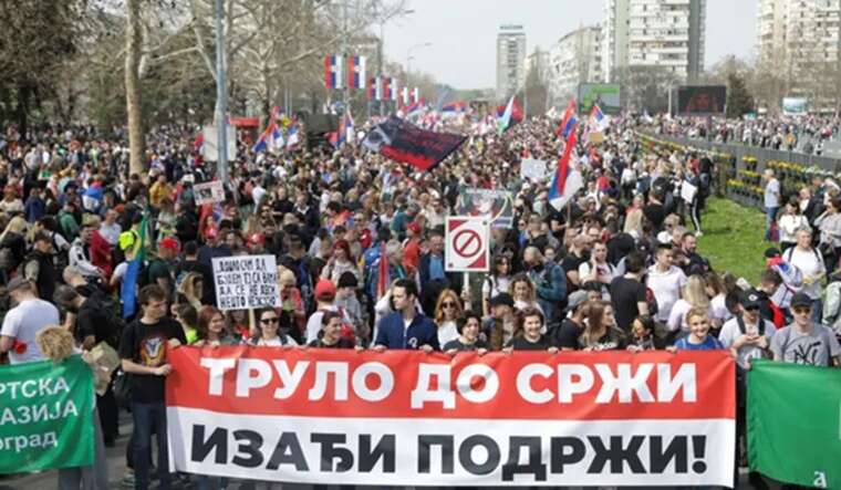 Тысячи человек собрались в Белграде на крупнейшую акцию протеста против коррупции