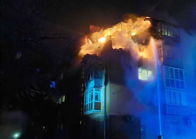 У Чернігові "шахед" влучив у пʼятиповерхівку: евакуювали літню жінку