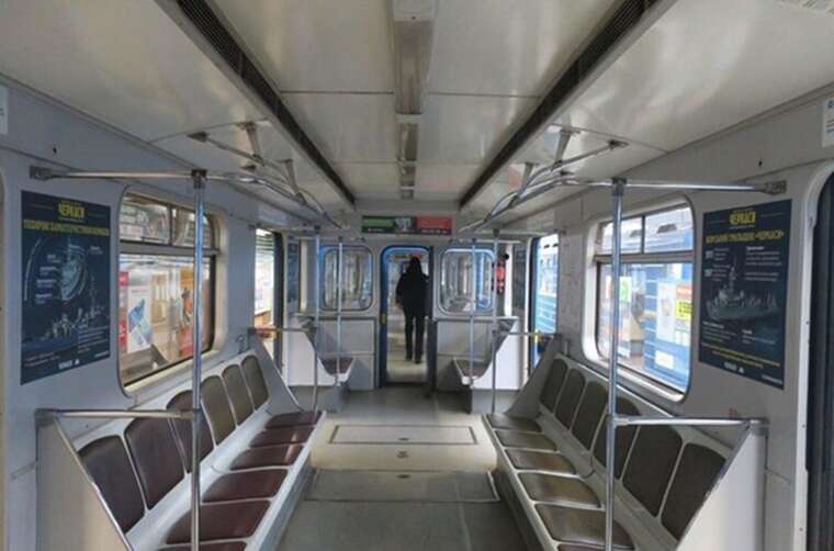 Поставили стіл зі скатертиною: У вагоні столичного метро влаштували "суші-бар"