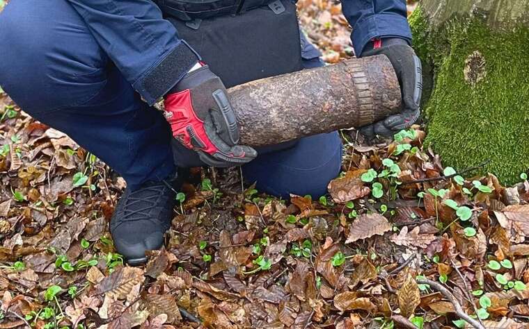 В киевском городском парке мужчина нашел снаряд во время прогулки