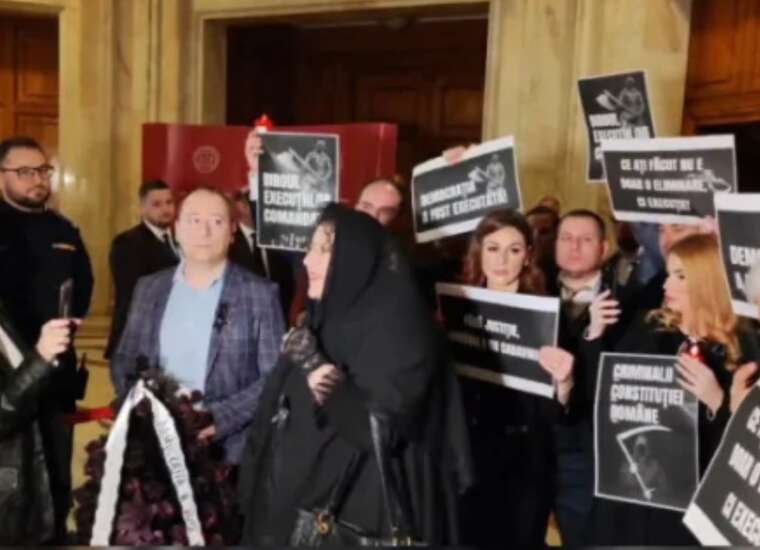 Румынская антиукраинская депутат Шошоаке с похоронным венком спела заупокойную демократии