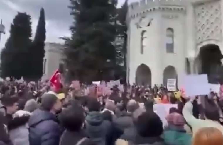 У Стамбулі протестувальники скандують: «Хто не скаче, той Тайїп»