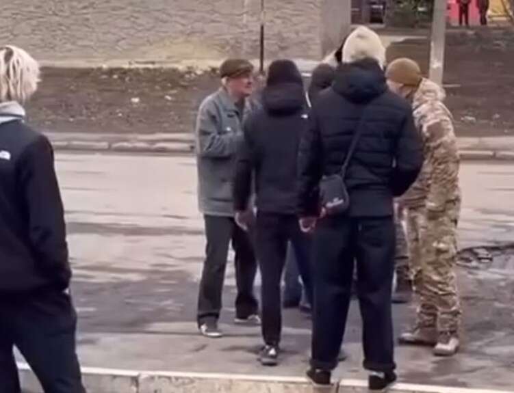 В Лозовой работник ТЦК избил пожилого мужчину