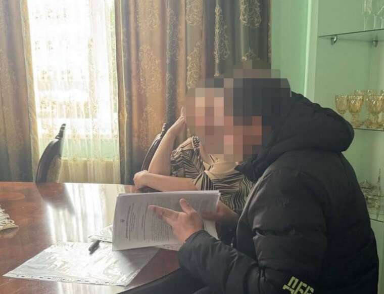 The female inspector of the Lviv customs was exposed for illegally exporting draft dodgers