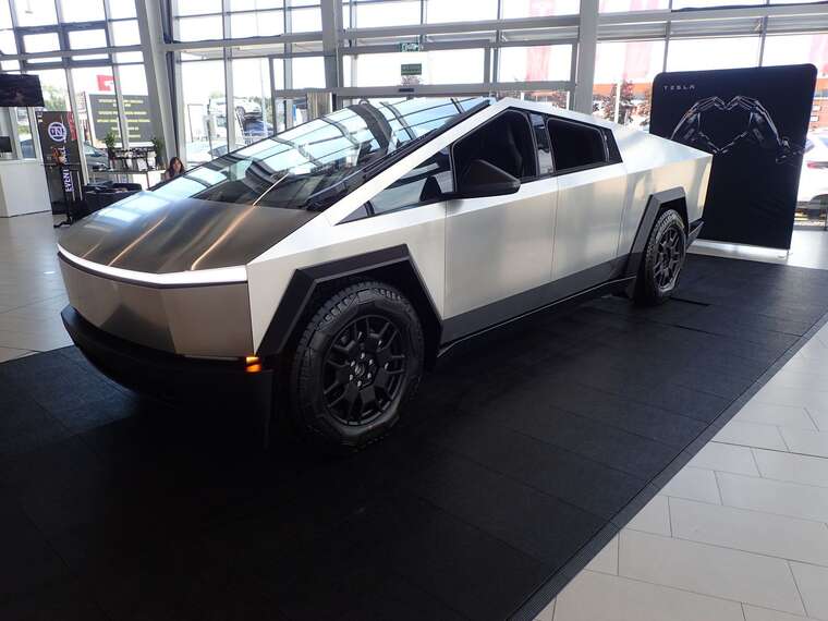 Tesla відкликає понад 46 000 автомобілів Cybertruck через небезпечну несправність