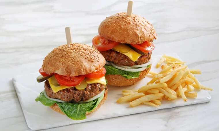 Користувачі соцмереж обурені: Міноборони України рекламує службу за контрактом чизбургерами