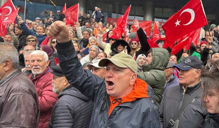 Многотысячные протесты продолжаются в Турции из-за ареста мэра Стамбула