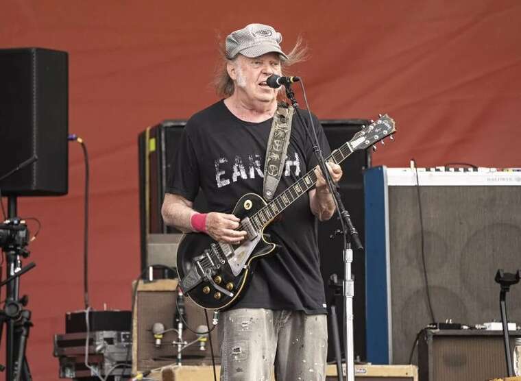 Музыкант Нил Янг отменил концерт в Украине из-за повышенного уровня опасности